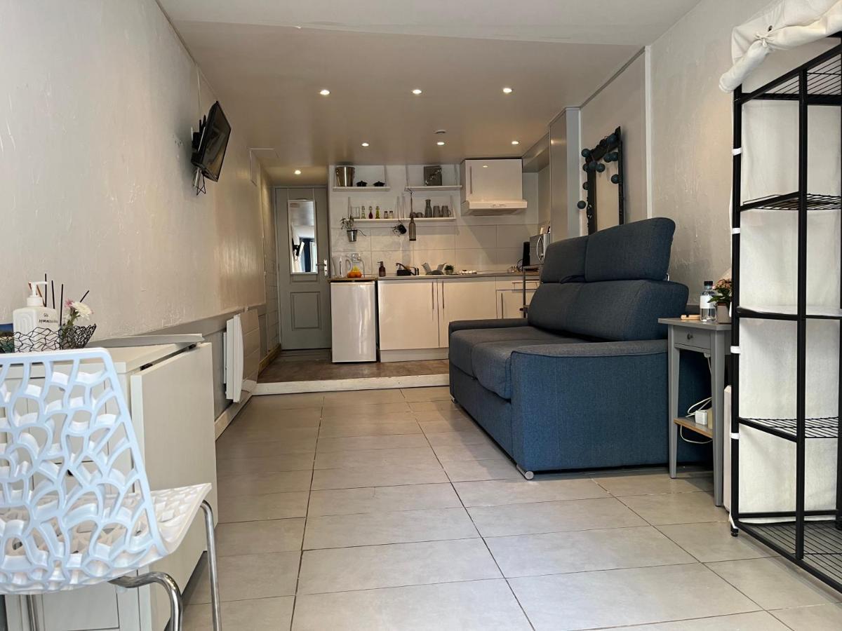 Le Studio - La Roquebrussanne Apartment Luaran gambar