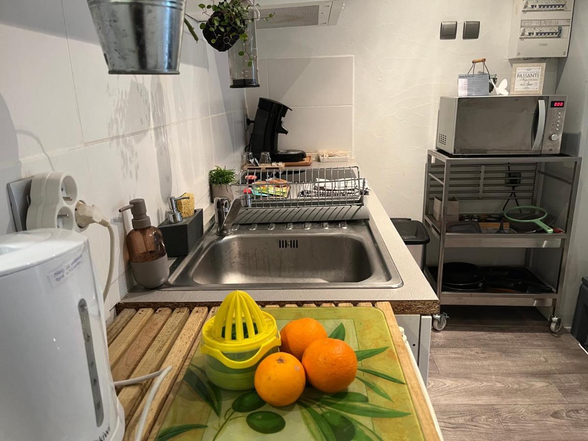 Le Studio - La Roquebrussanne Apartment Luaran gambar